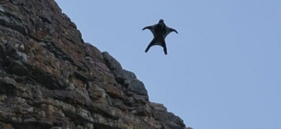Apre la vela ma sbatte contro la parete e precipita: base jumper incastrato su una cengia sotto il Becco dell'Aquila
